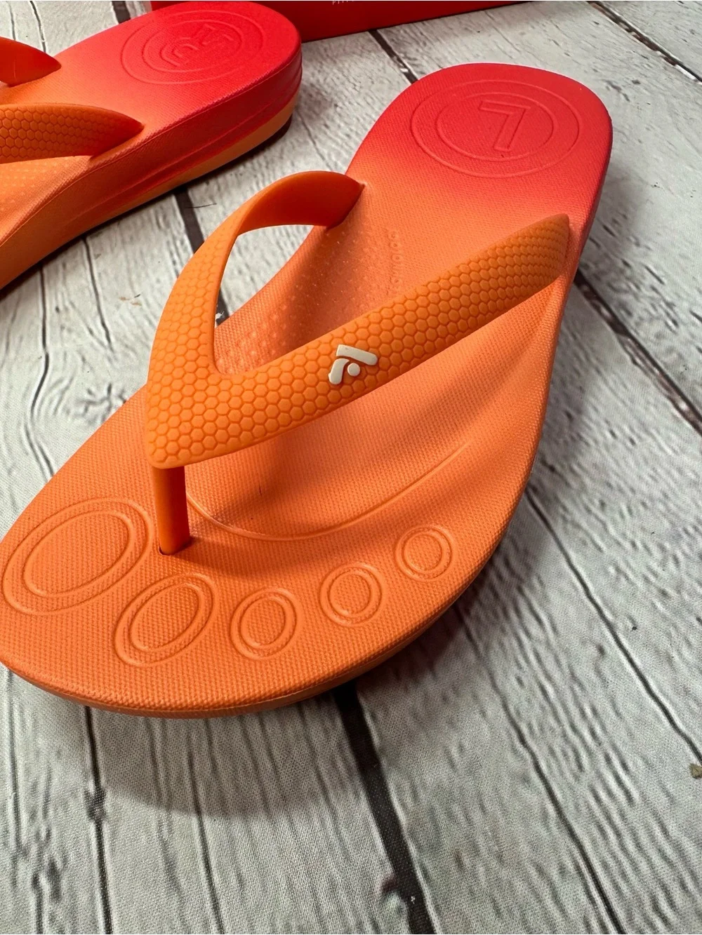 Fitflop IQUSHION red coral ombré Gradient Thong Sandals flip flops kids youth